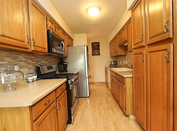 2nd image of 1572 N Windsor Dr