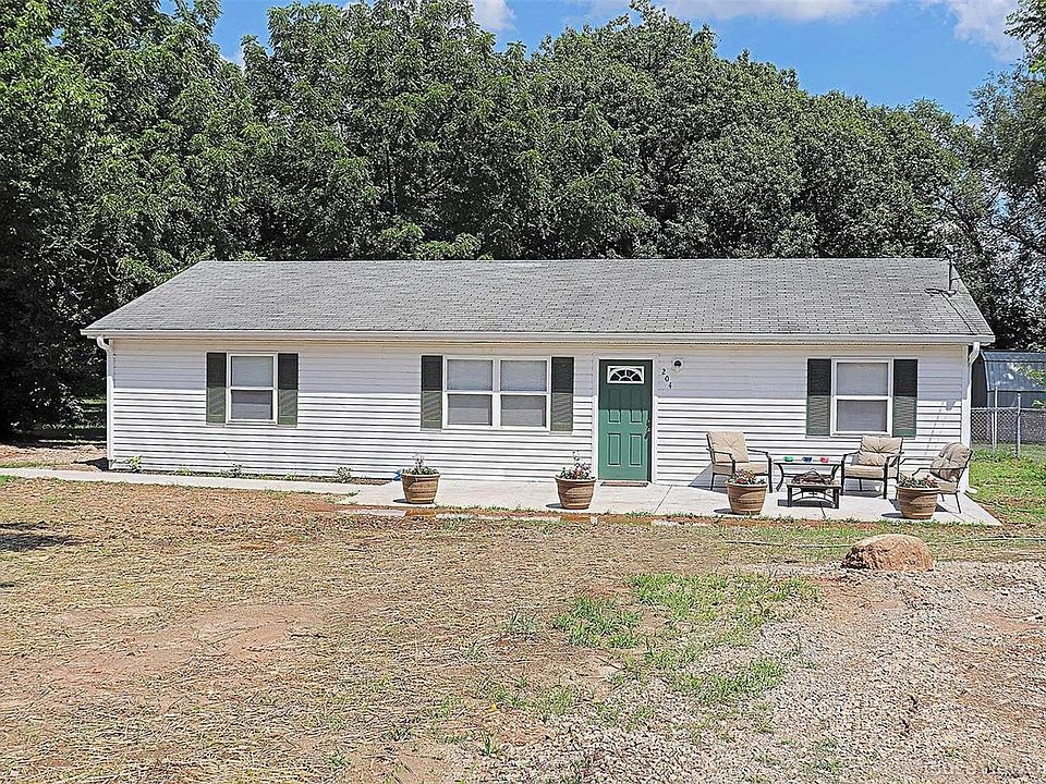 1st image of 204 N Cantwell Ln
