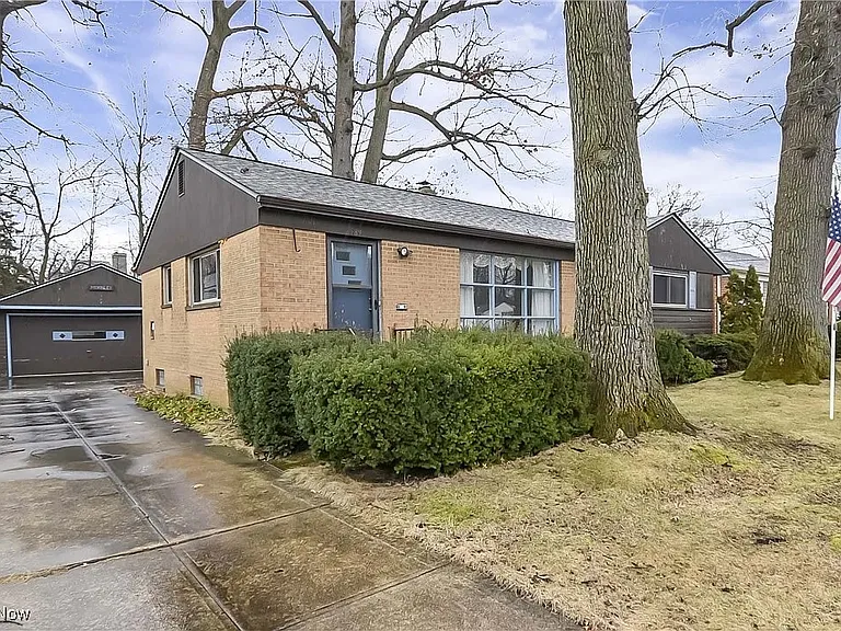 589 Woodlane Dr — Photo 2