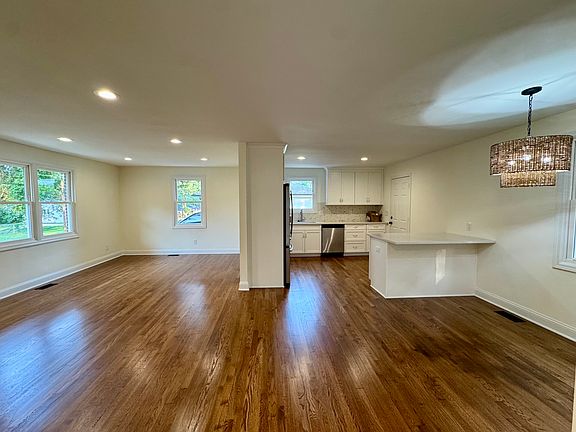 3rd image of 2721 Ravencroft Dr