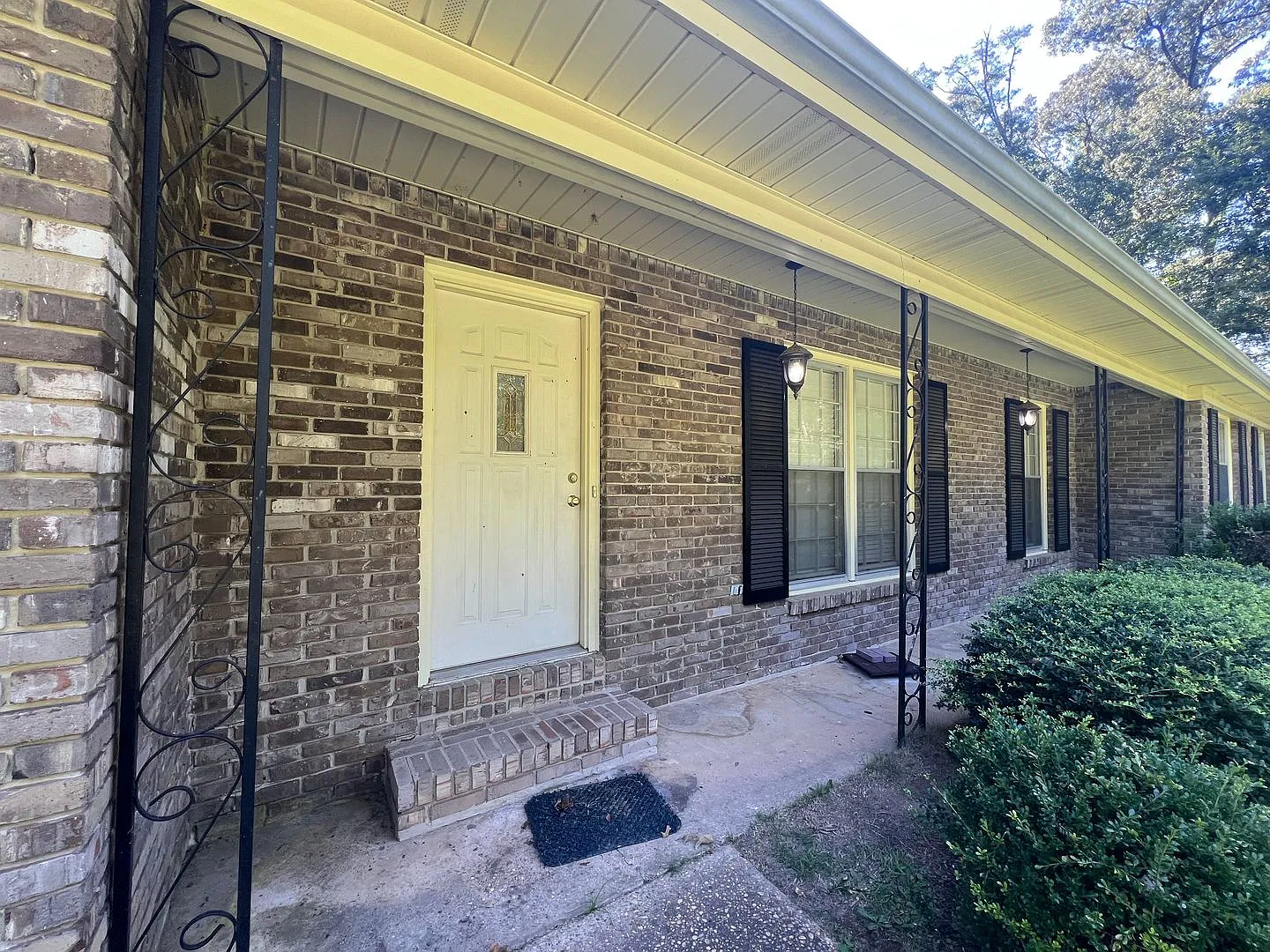 3 bedroom 2 bathroom single level home in Northwood Lake Neighborhood — Photo 3
