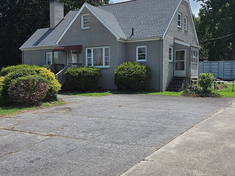 10821 N Main St — Photo 1