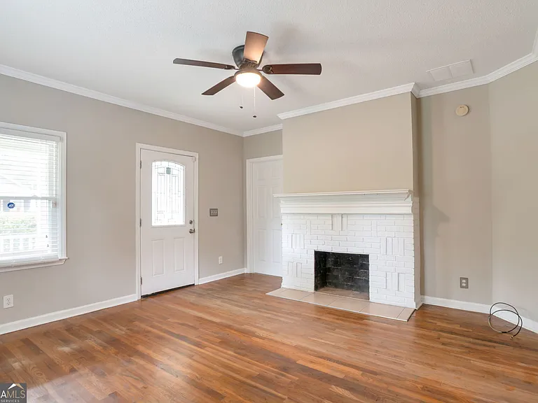 979 Hill St SE — Photo 3