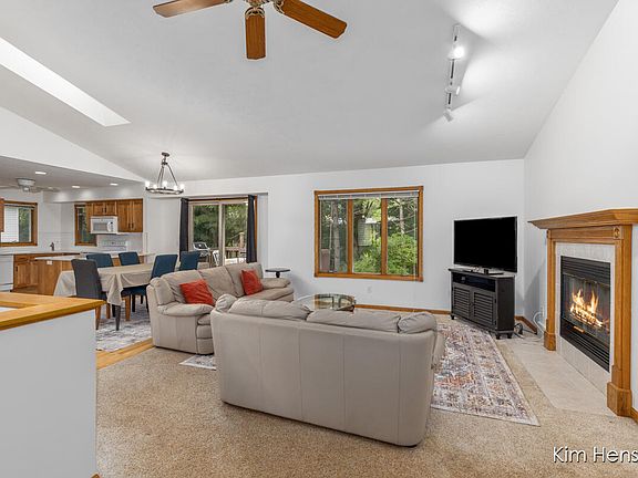 5th image of 2020 Burton Knoll Ct SE