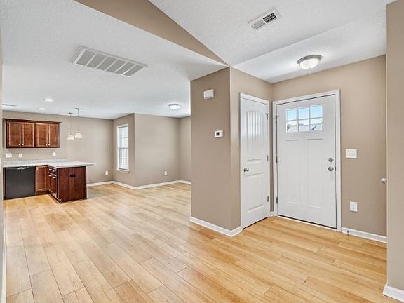 5th image of 446 Peaksview Dr