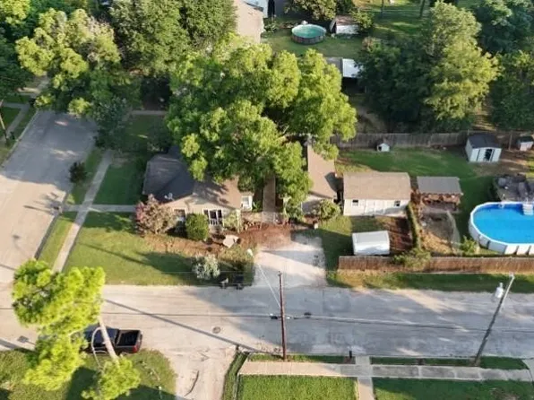 104 Dixon St, Cleburne, TX 76033