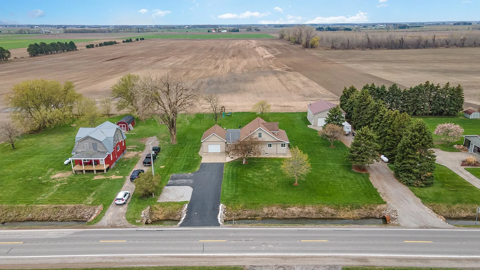 770 E Munger Rd photo 1