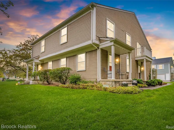 387 Neptune Dr, Walled Lake, MI 48390