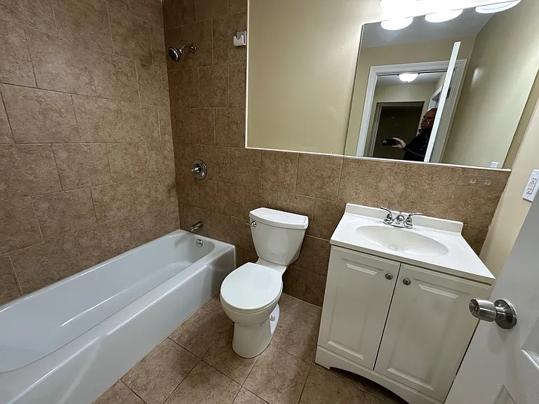 Notre Dame Apartments — Photo 42