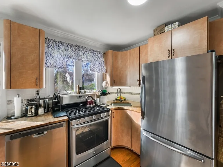 135 Hawthorne Ave — Photo 11