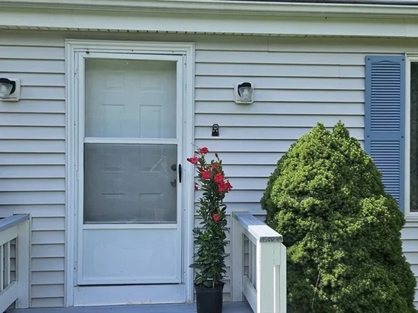922 Crane Ave S, Taunton, MA 02780