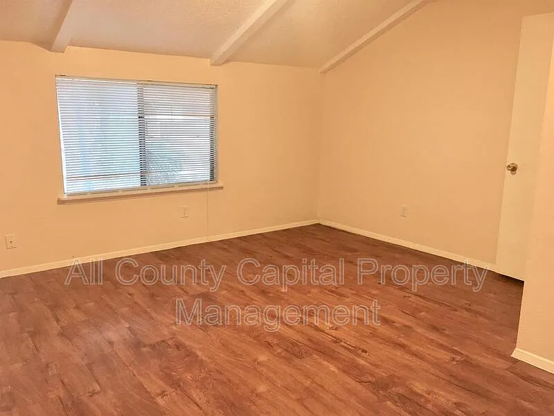 1 bed, 1.0 bath, 600 sqft, $1,050 — Photo 2