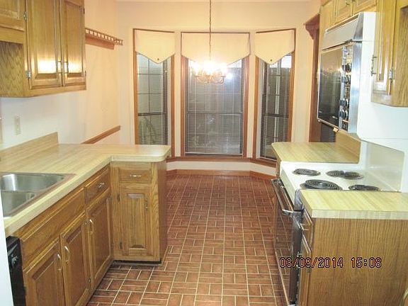 4th image of 926 E Northfield Blvd