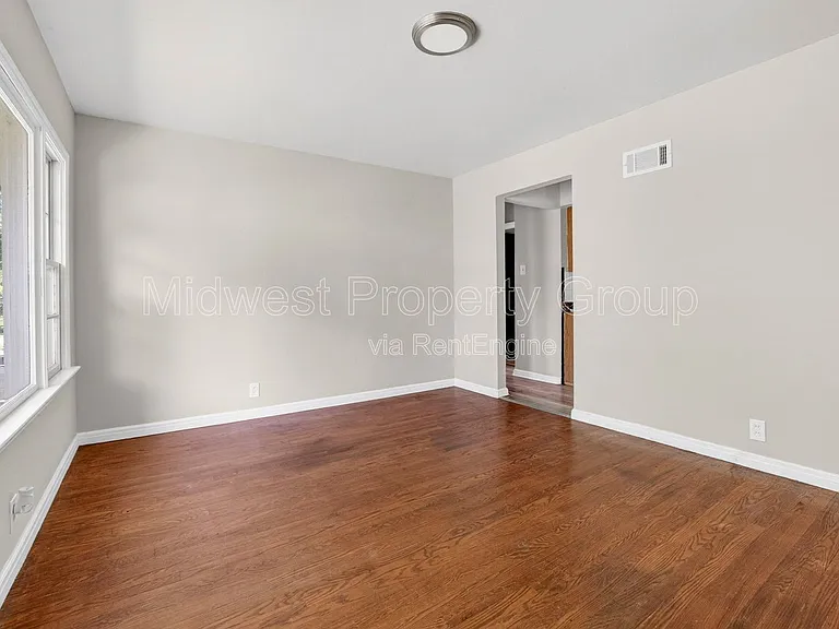 10027 Lilac Ave — Photo 3