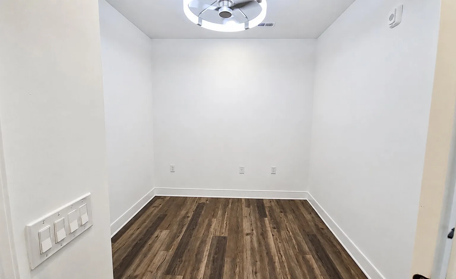 Stunning & Brand New 1BR Den Condo — Photo 4