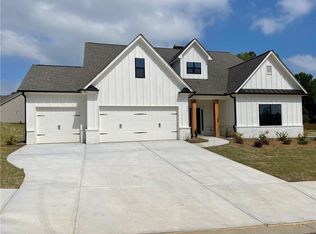 196 Parkers Pl, Hoschton, GA 30548