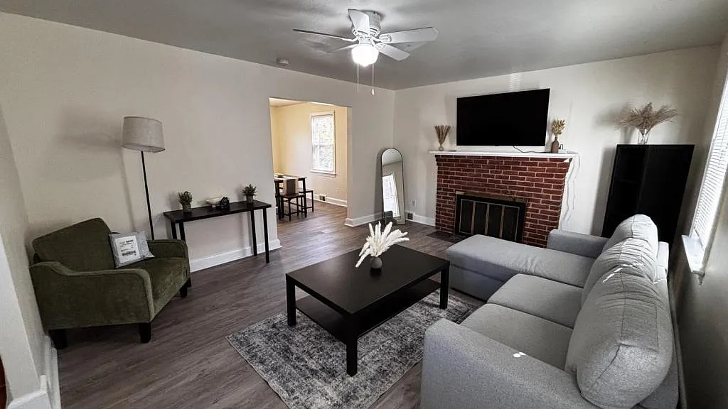 8411 Potomac Ave — Photo 2