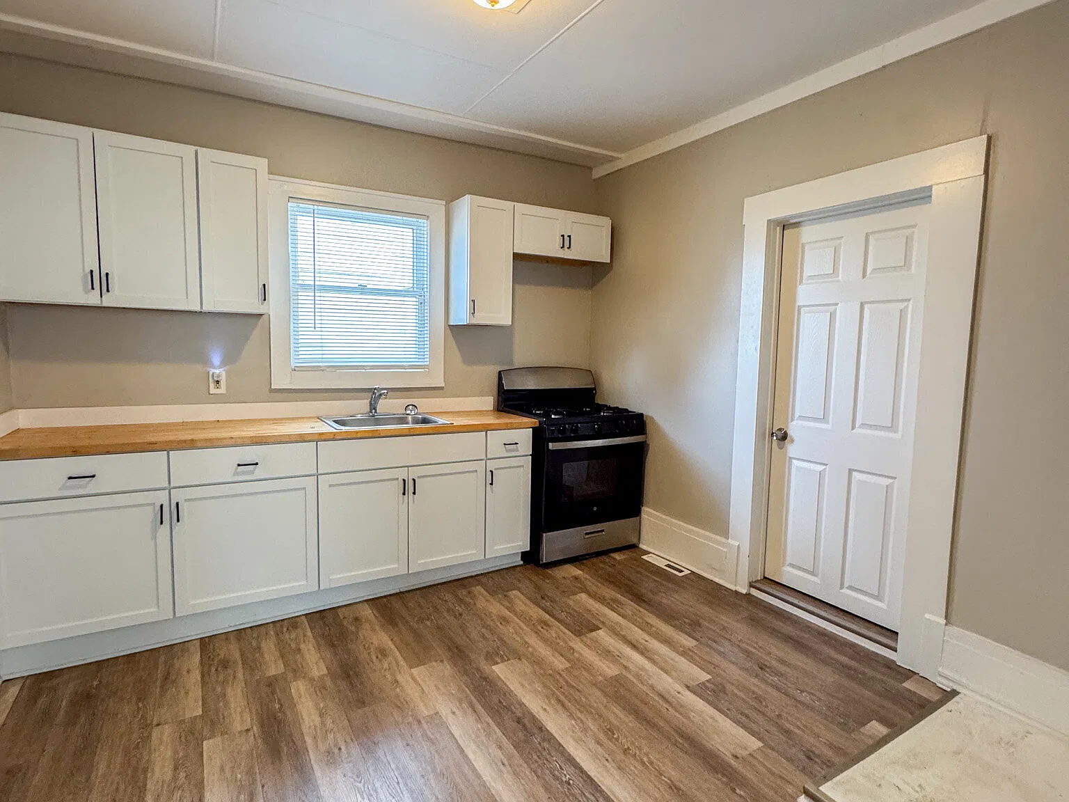 Updated 1 Bed / 1 Bath with Parking on the West Side Near Downtown — Photo 2