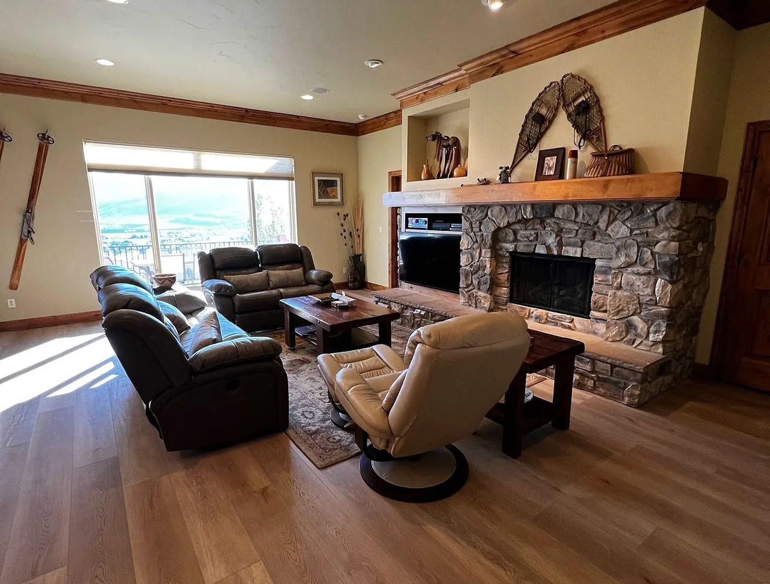 8 bed, 5.0 bath, 5597 sqft, $14,343 — Photo 1