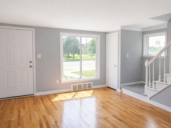 3rd image of 20215 Schoenherr St