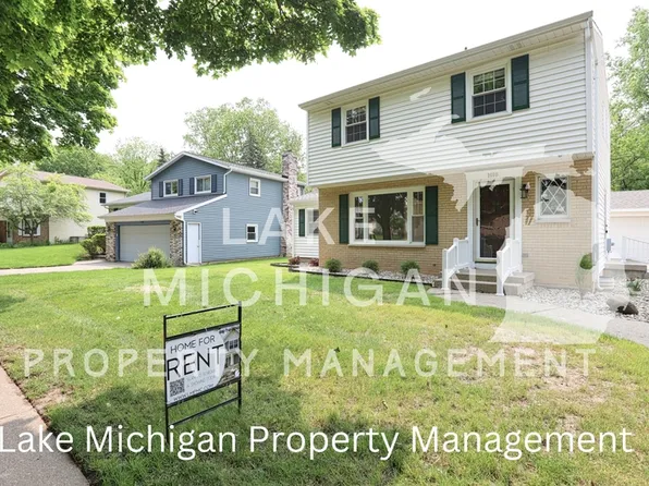 1010 N Hampton Dr NE, Grand Rapids, MI 49505