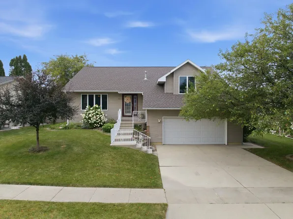 833 Lisa Dr, Waterloo, IA 50701