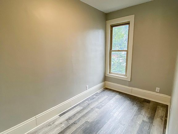 4th image of 917 27th Ave NE APT 5