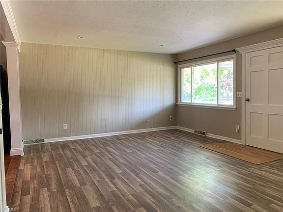 3rd image of 2125 Larkmoor St