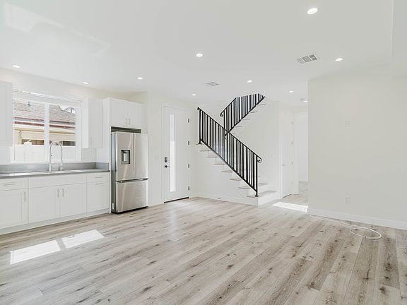 5th image of 8107 Lemona Ave