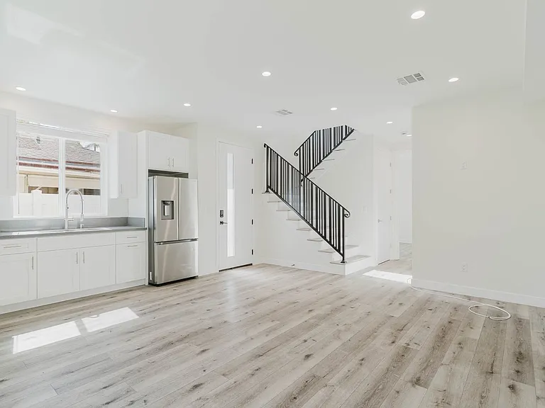8107 Lemona Ave — Photo 5