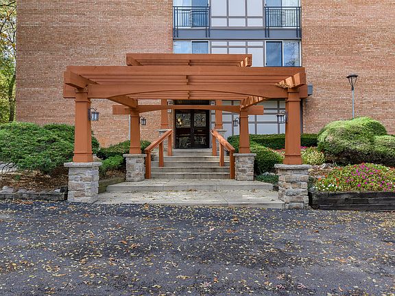 2nd image of 5810 Oakwood Dr Unit 2G