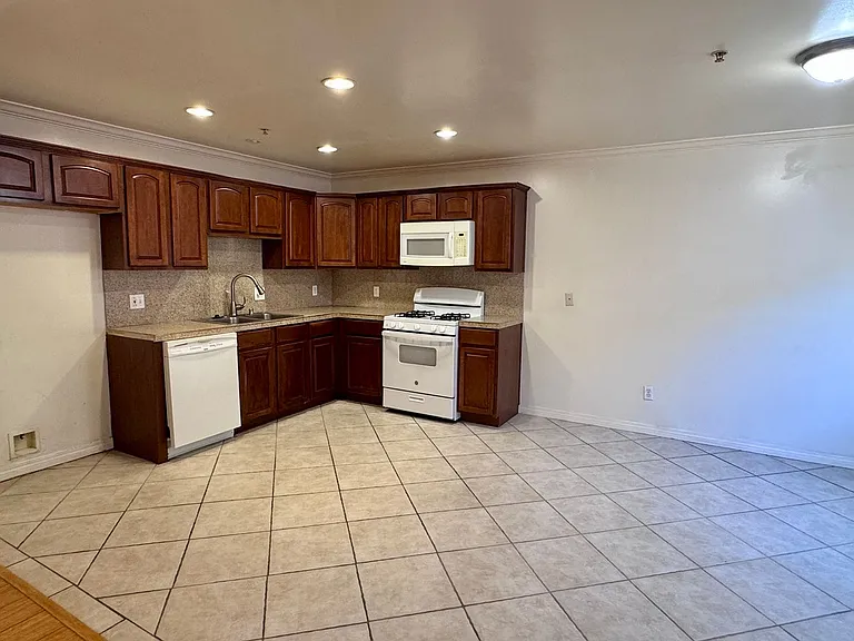 13525 Vanowen St #305 — Photo 4