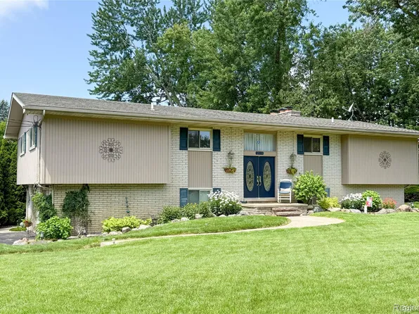 219 Hurondale Dr, White Lake, MI 48386