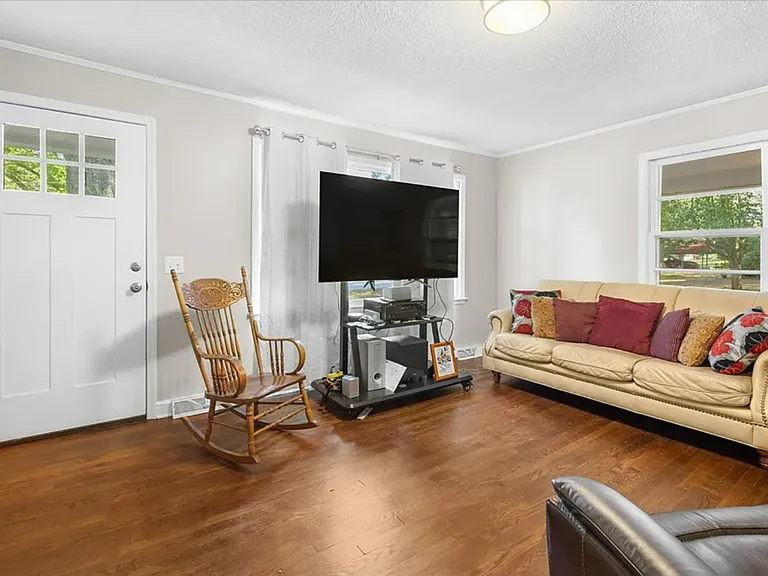 308 Buchanan Cir — Photo 3