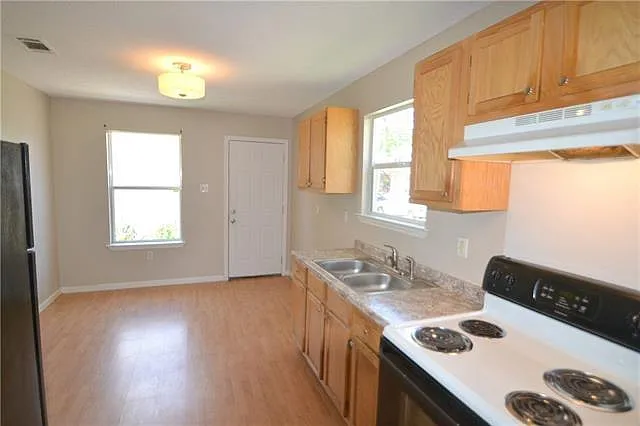 2 bed, 1.0 bath, 850 sqft, $1,300 — Photo 3