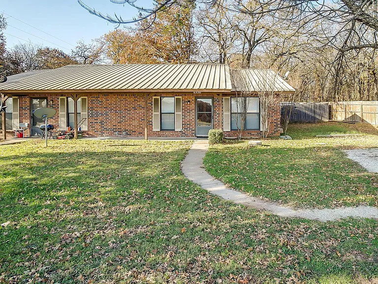 6530 Fall Creek Hwy — Photo 2