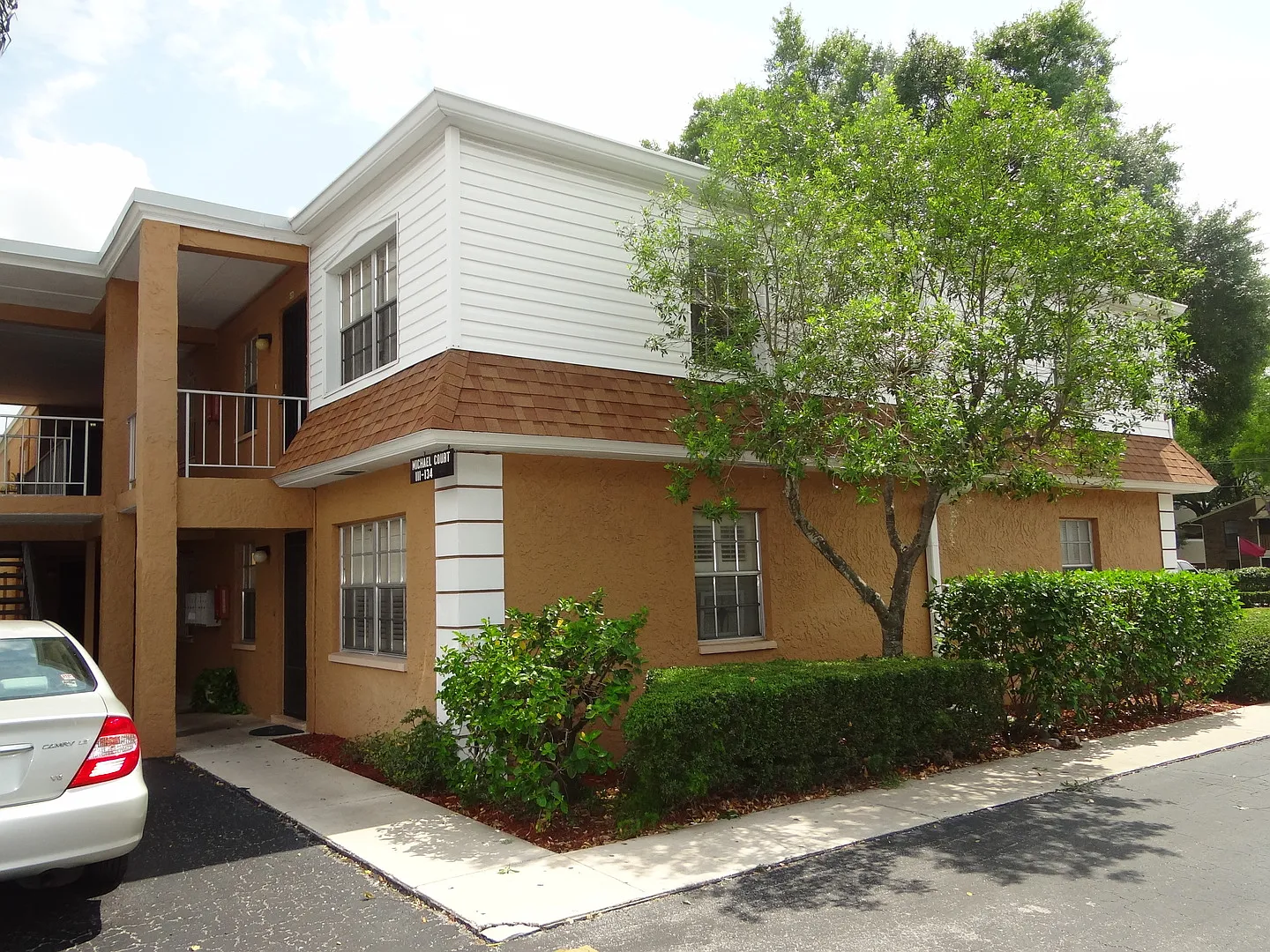 2/1 condo in central location — Photo 1