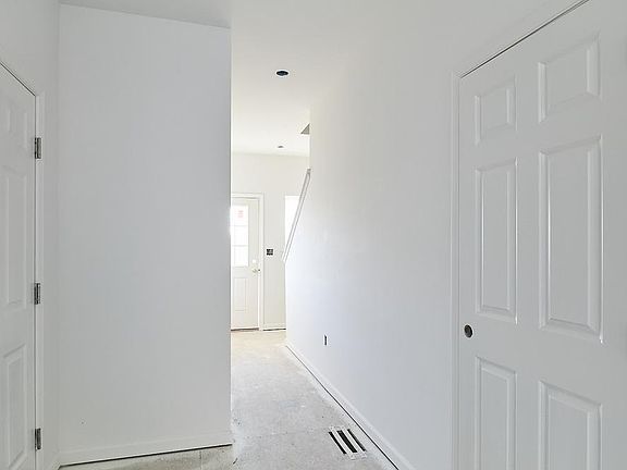 SS-42B-1 Foyer