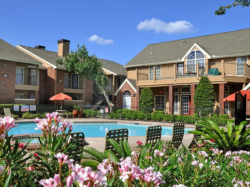 Parque at Bellaire Pool Area