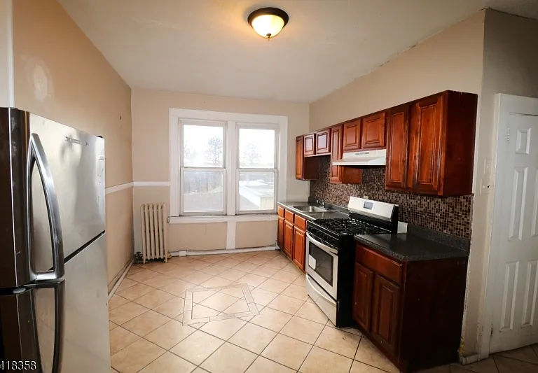 413 Lyons Ave #2L — Photo 2