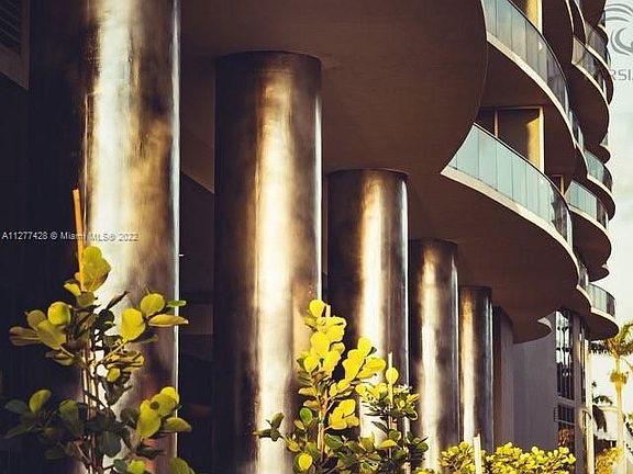 4th image of 488 NE 18th St Unit 4405