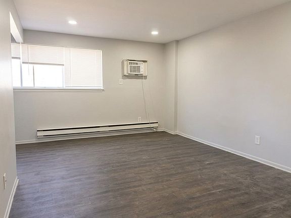 3rd image of 204 Rosette St
