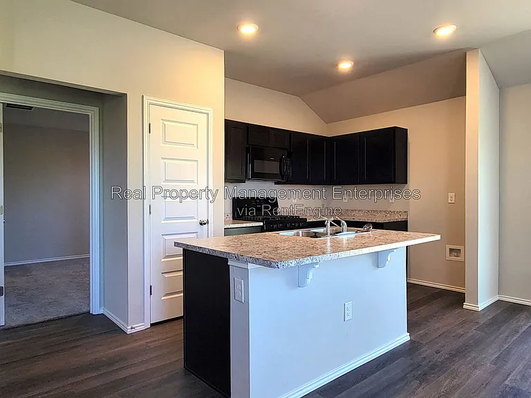 9501 NW 118th St — Photo 8