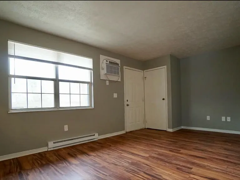 1007 Holloway St — Photo 2