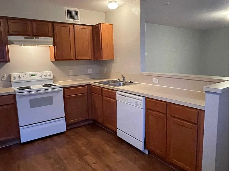 7206 Twin Crest Dr #202 — Photo 2
