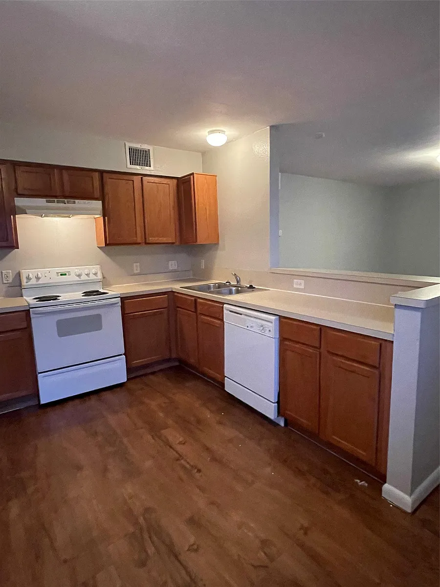 Building Photo - 7206 Twin Crest Dr #202