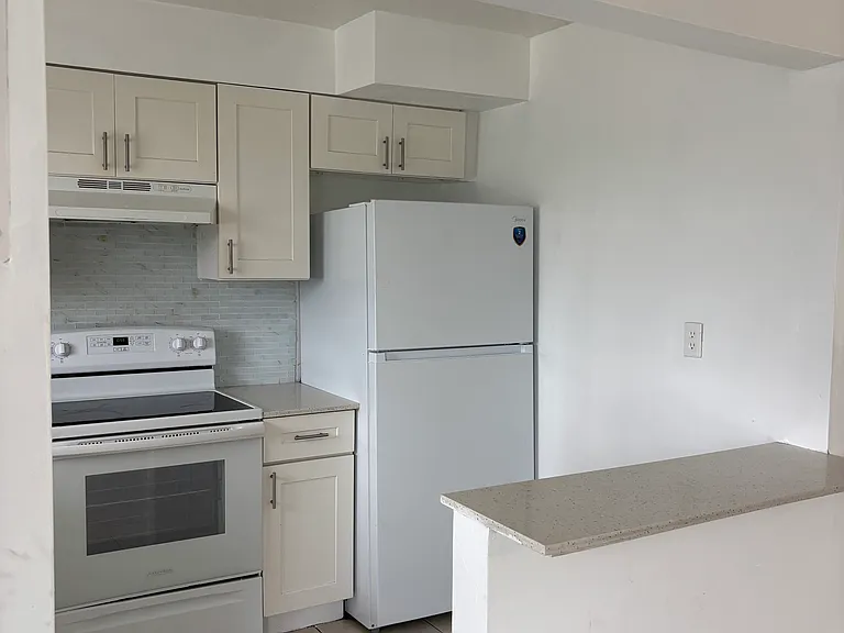1251 W River Dr #7 — Photo 3