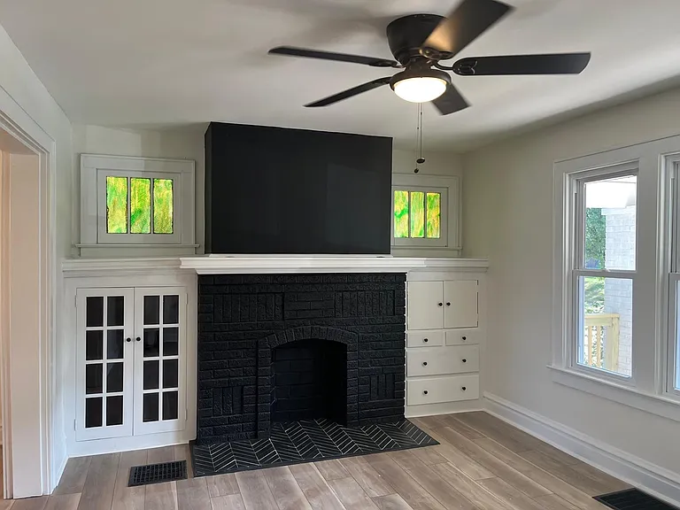 Living room (defunct fireplace)