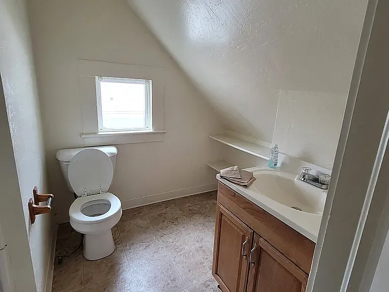 1015 NE 6th St — Photo 3