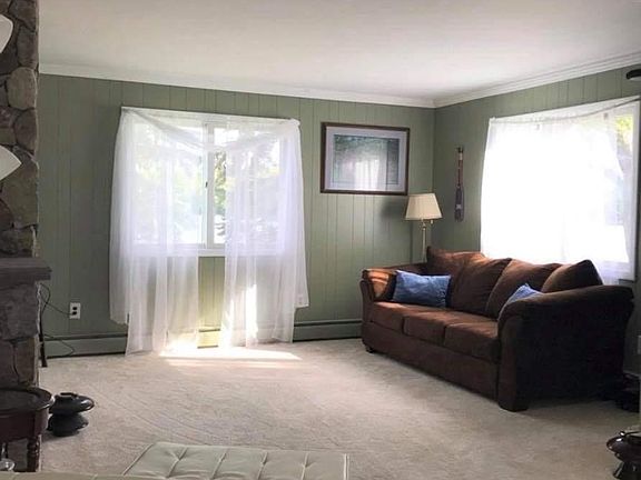 2nd image of 6 Seine Bay Ln
